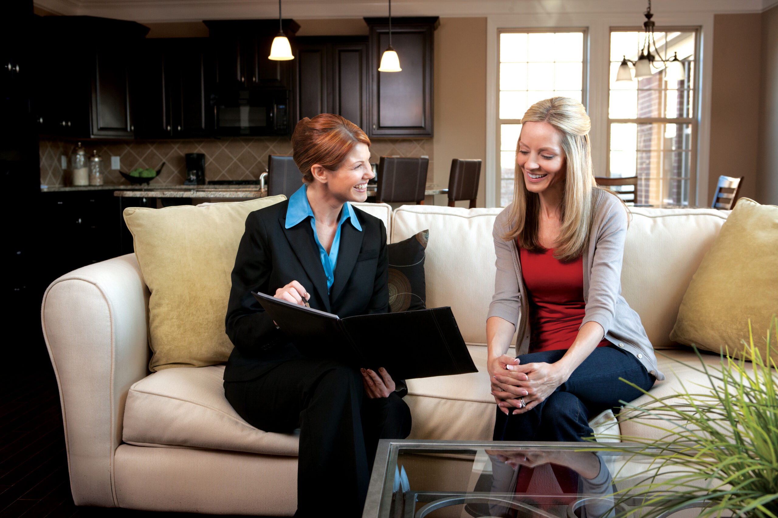 Agent_With_Woman_On_Couch Long Distance Moving and Storage Company in Olathe